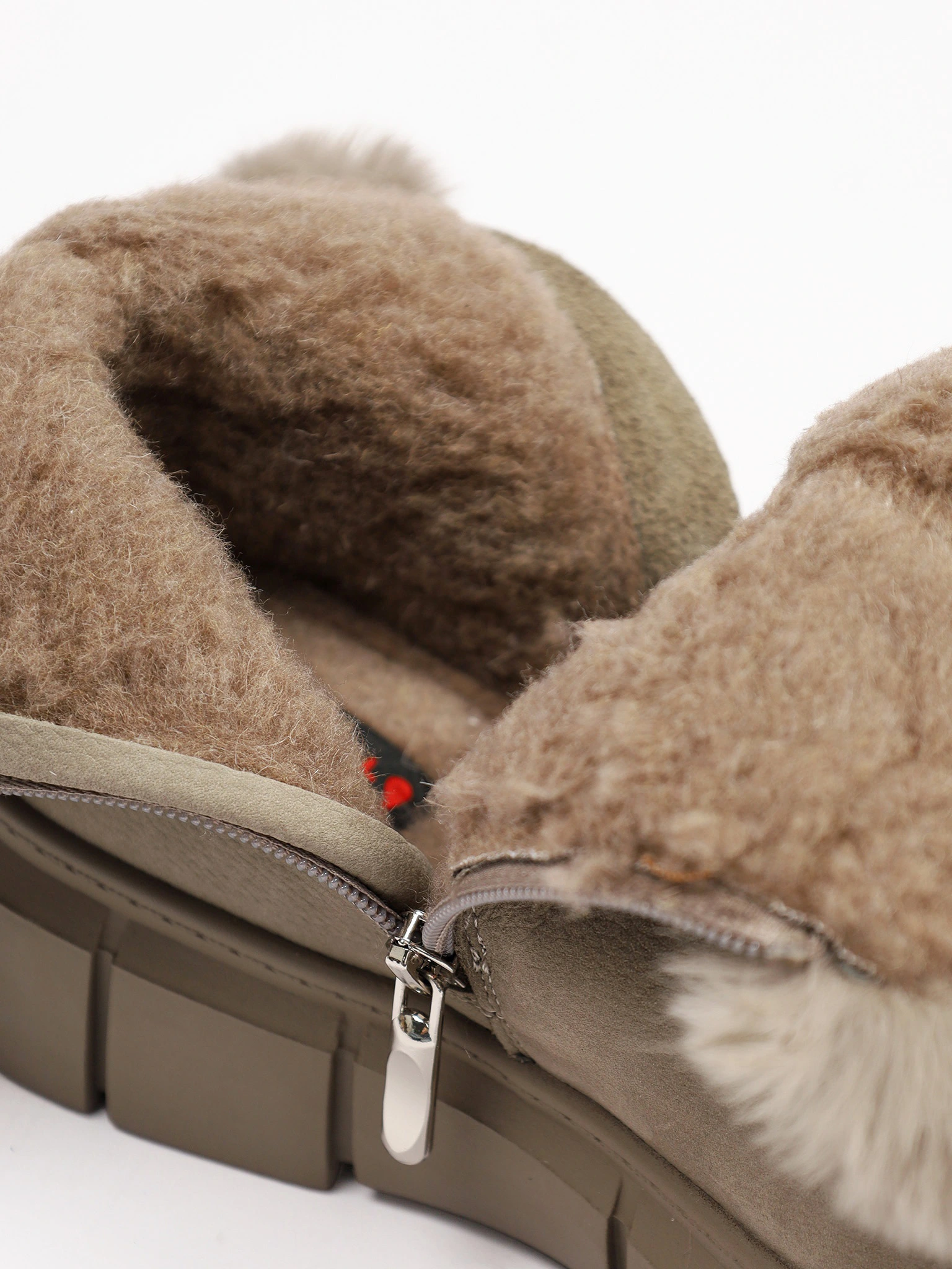 Ботинки серого цвета с оторочкой мехом на средней платформе